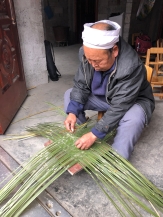 Mr. Li Guicai begins the double-woven bottom portion of his rice basket. December 14, 2017. Photograph by Jason Baird Jackson.